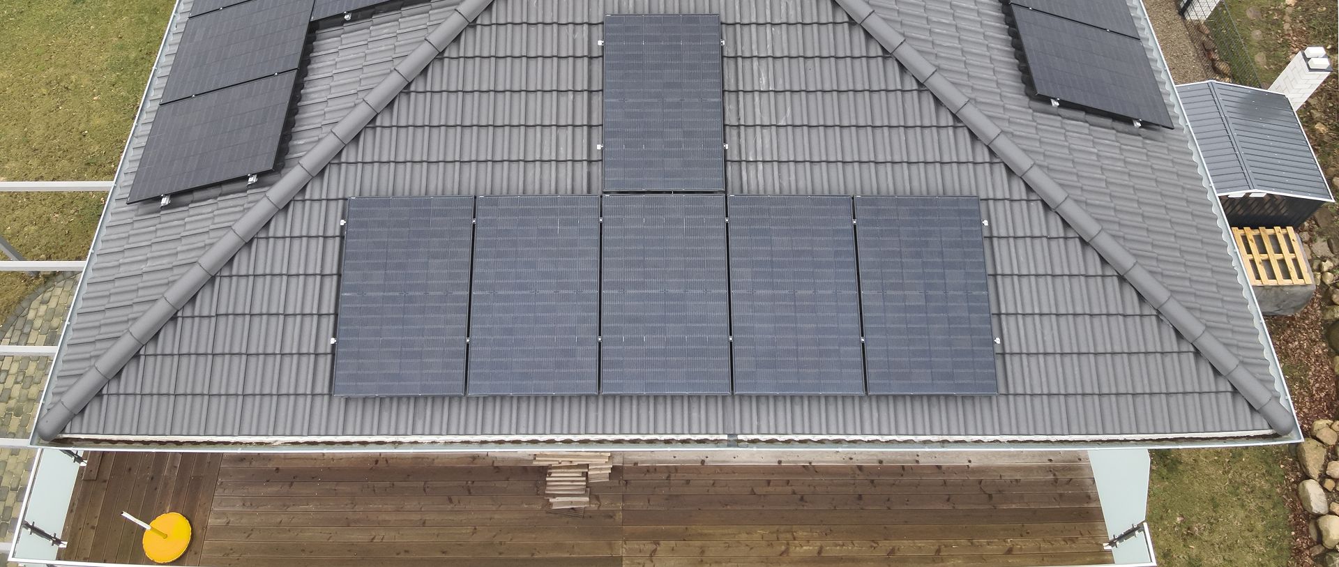 Drohnenaufnahme eines Dachs mit Solartechnik